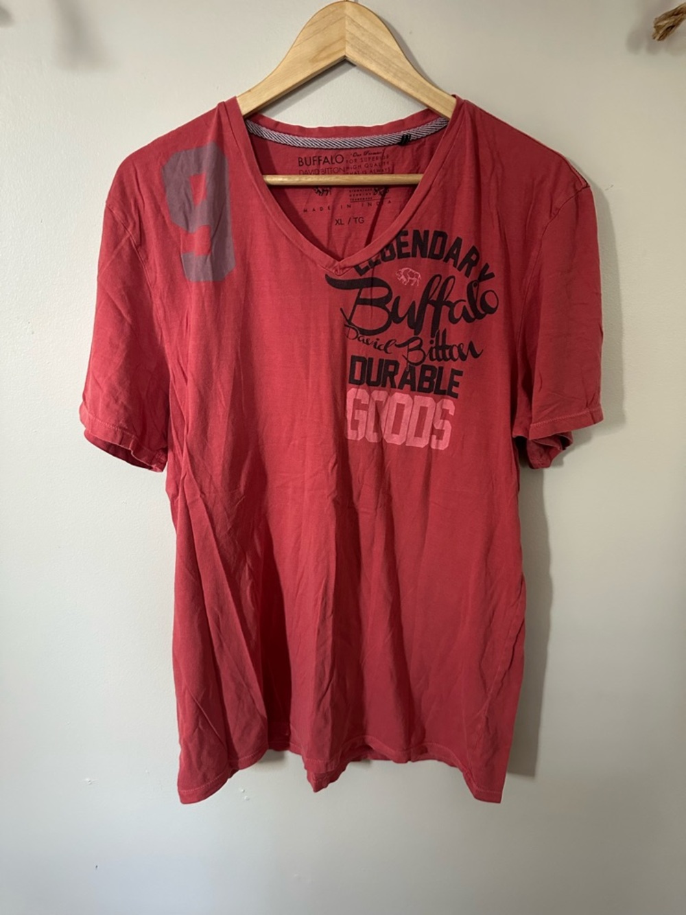 Buffalo David Bitton Men's V-Neck Graphic Tee in Dusty Red